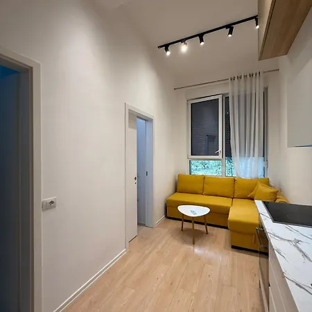 Kontakt アパート ティラナ